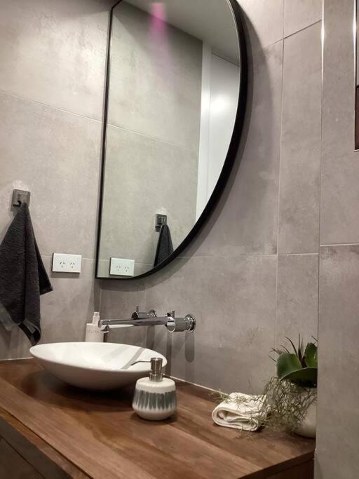 In The Heart Of Port Melbourne Apartamento Exterior foto